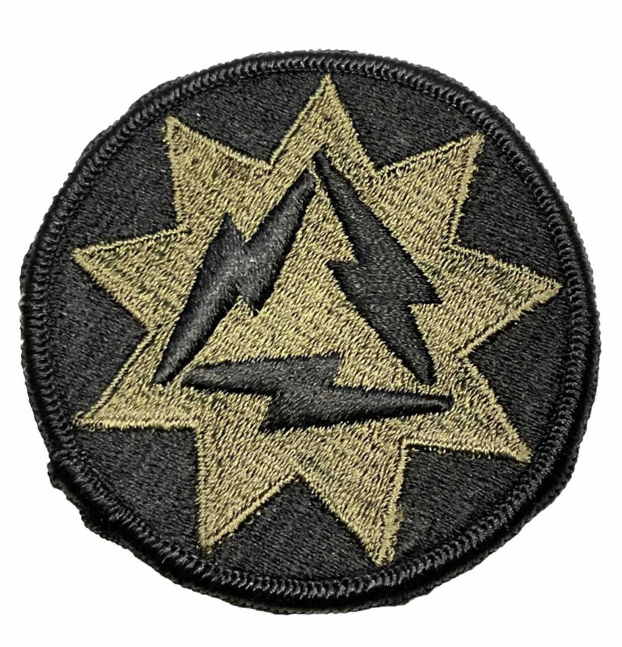 U.S. Army 93rd Signal Brigade – Subdued Hímzett Válljelző (Olív–Fekete, 6,5 cm)