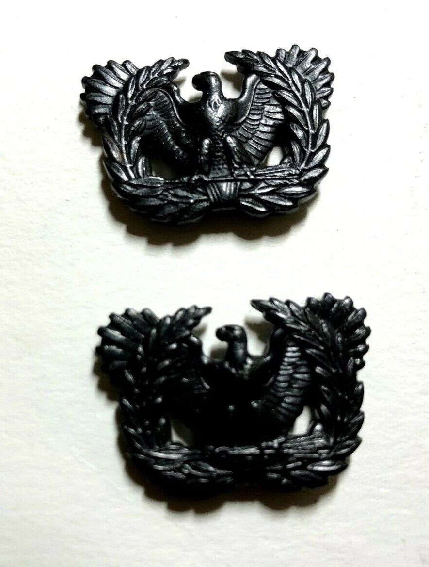 US Army Warrant Officer gallérjelvény – matt fekete, fémnyomott, német gyártmány