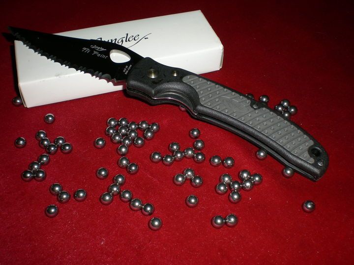 Junglee Tri‑Point Serrated – taktikai zsebkés, AUS‑10 acél, Seki/Japan Junglee Tri‑Point Serrated – taktikai zsebkés, AUS‑10 acél, Seki/Japan