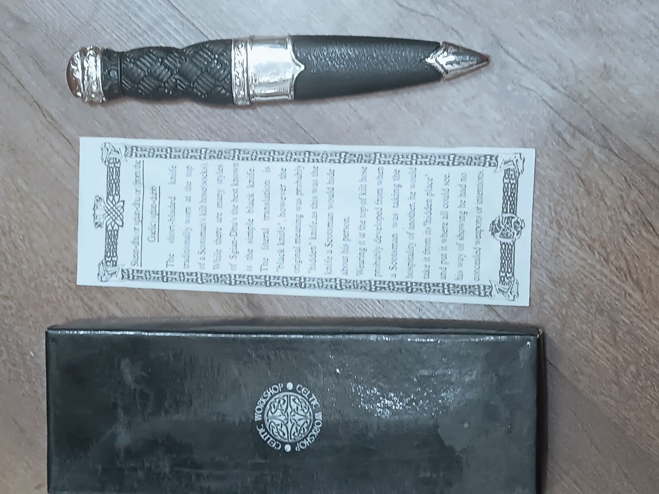 Skót Highland Dirk dísztőr – 48 cm, fekete bőr tok