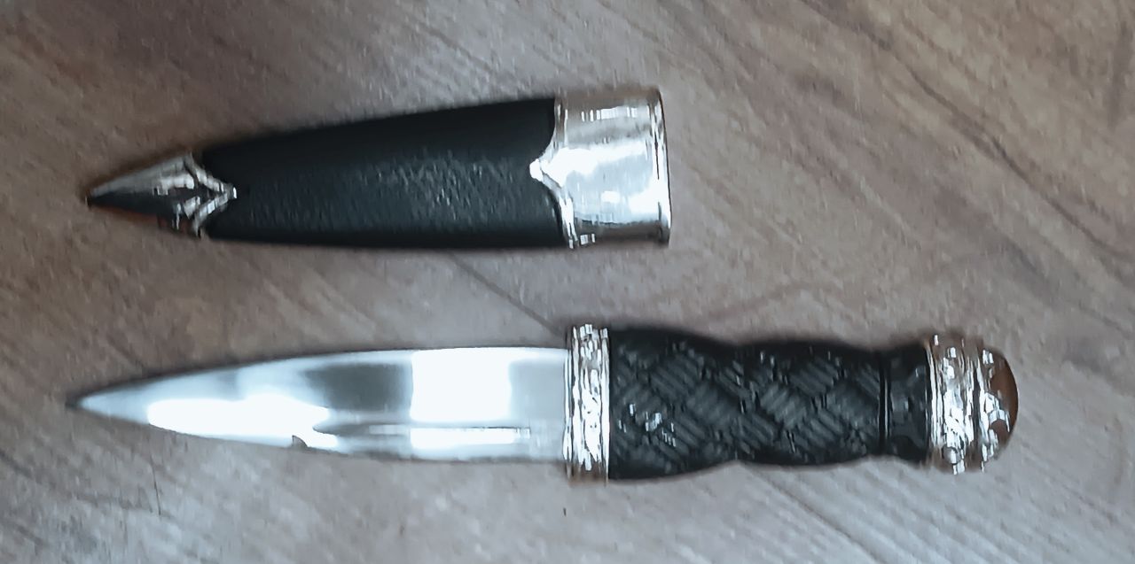 Skót Highland Dirk dísztőr – 48 cm, fekete bőr tok