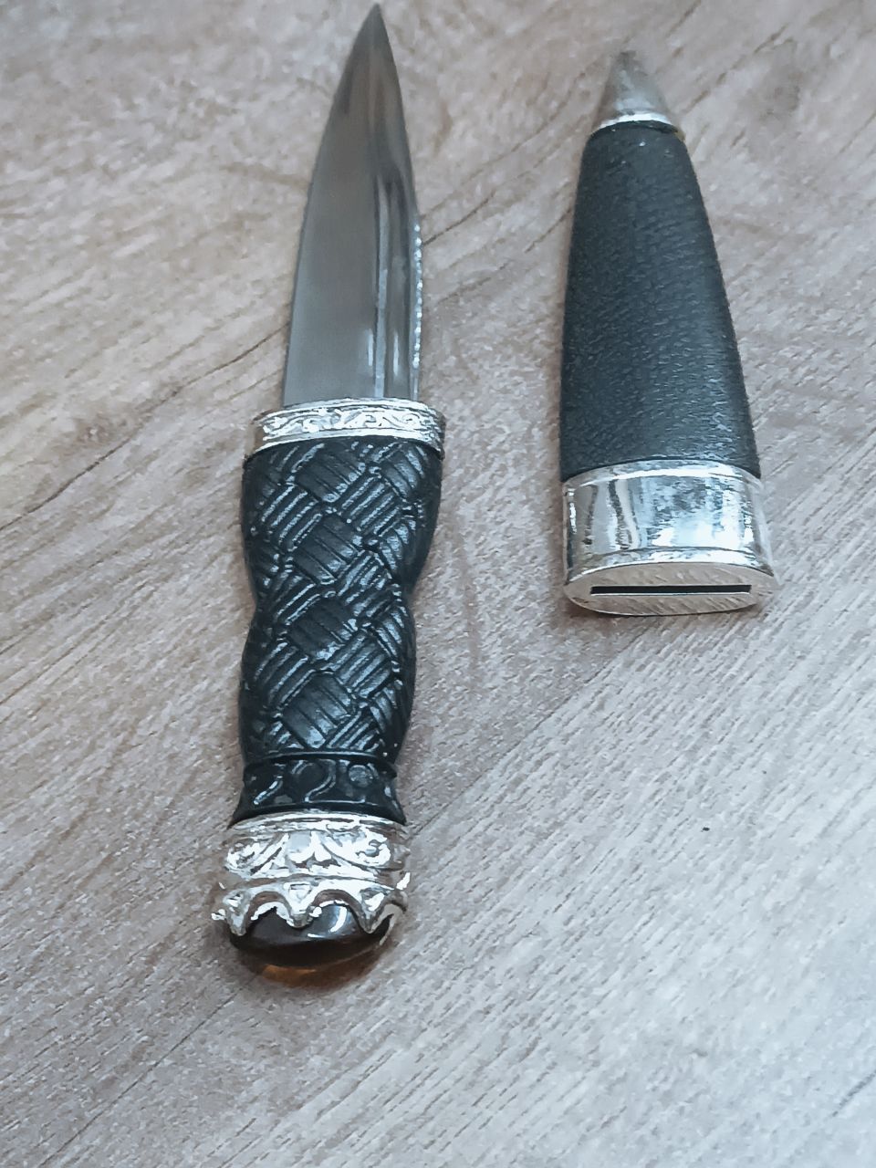 Skót Highland Dirk dísztőr – 48 cm, fekete bőr tok