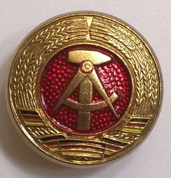 DDR / NDK fém kokárda – arany színű, csavaros rögzítésű kör alakú jelvény (2 cm) DDR / NDK fém kokárda – arany színű, csavaros rögzítésű kör alakú jelvény (2 cm)