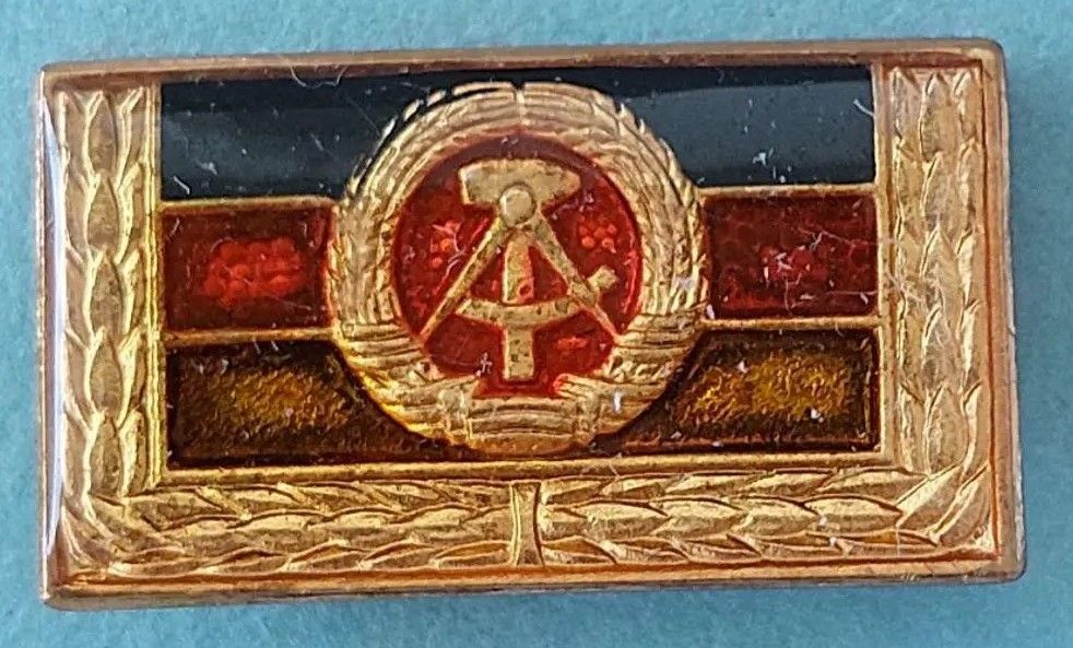 NDK / DDR szocialista munka kollektíva kitüntetés – eredeti fém jelvény, 1,5×2,8 cm