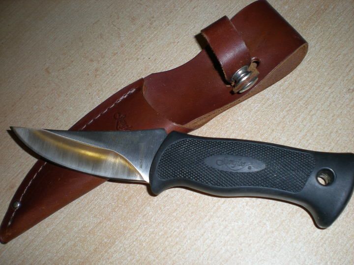 Junglee Born Free outdoor kés – AUS‑8 acél, csúszásmentes gumi markolat, bőrtokkal