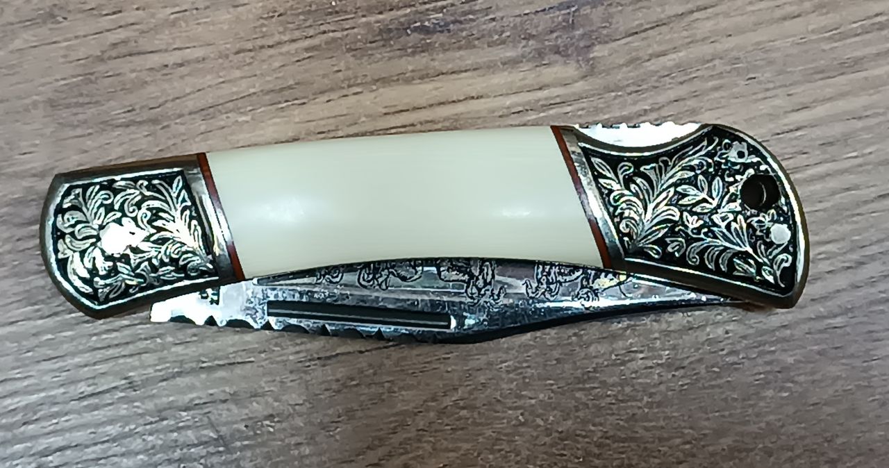 Herbertz 220011 vadász zsebkés – díszített 440-es acél penge, fehér Stamina fa nyél, gyűjtői darab