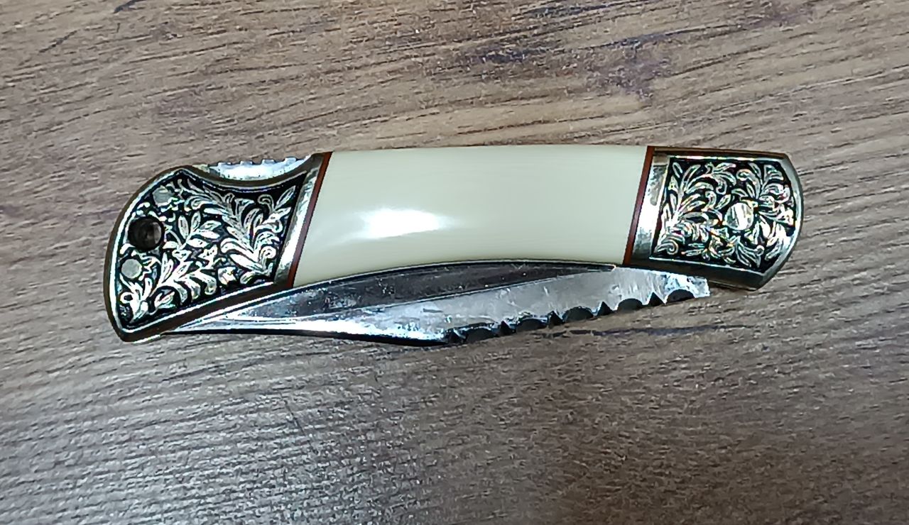 Herbertz 220011 vadász zsebkés – díszített 440-es acél penge, fehér Stamina fa nyél, gyűjtői darab