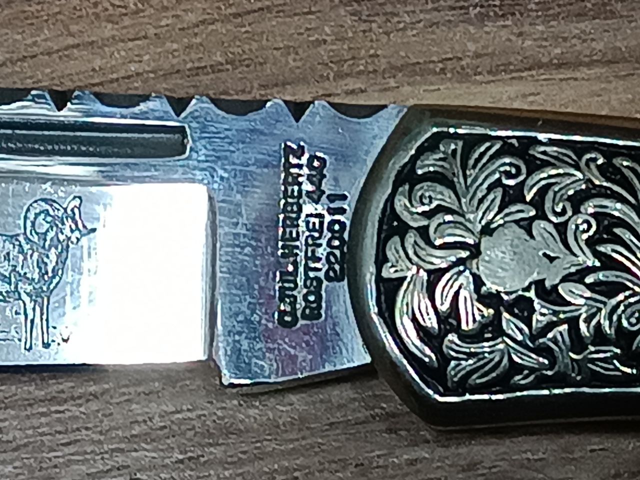 Herbertz 220011 vadász zsebkés – díszített 440-es acél penge, fehér Stamina fa nyél, gyűjtői darab