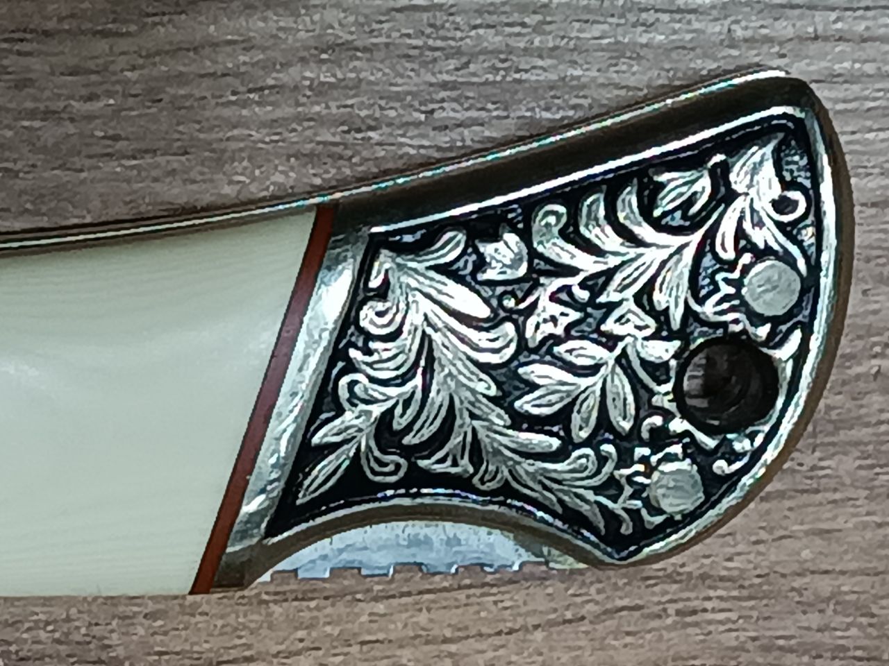 Herbertz 220011 vadász zsebkés – díszített 440-es acél penge, fehér Stamina fa nyél, gyűjtői darab