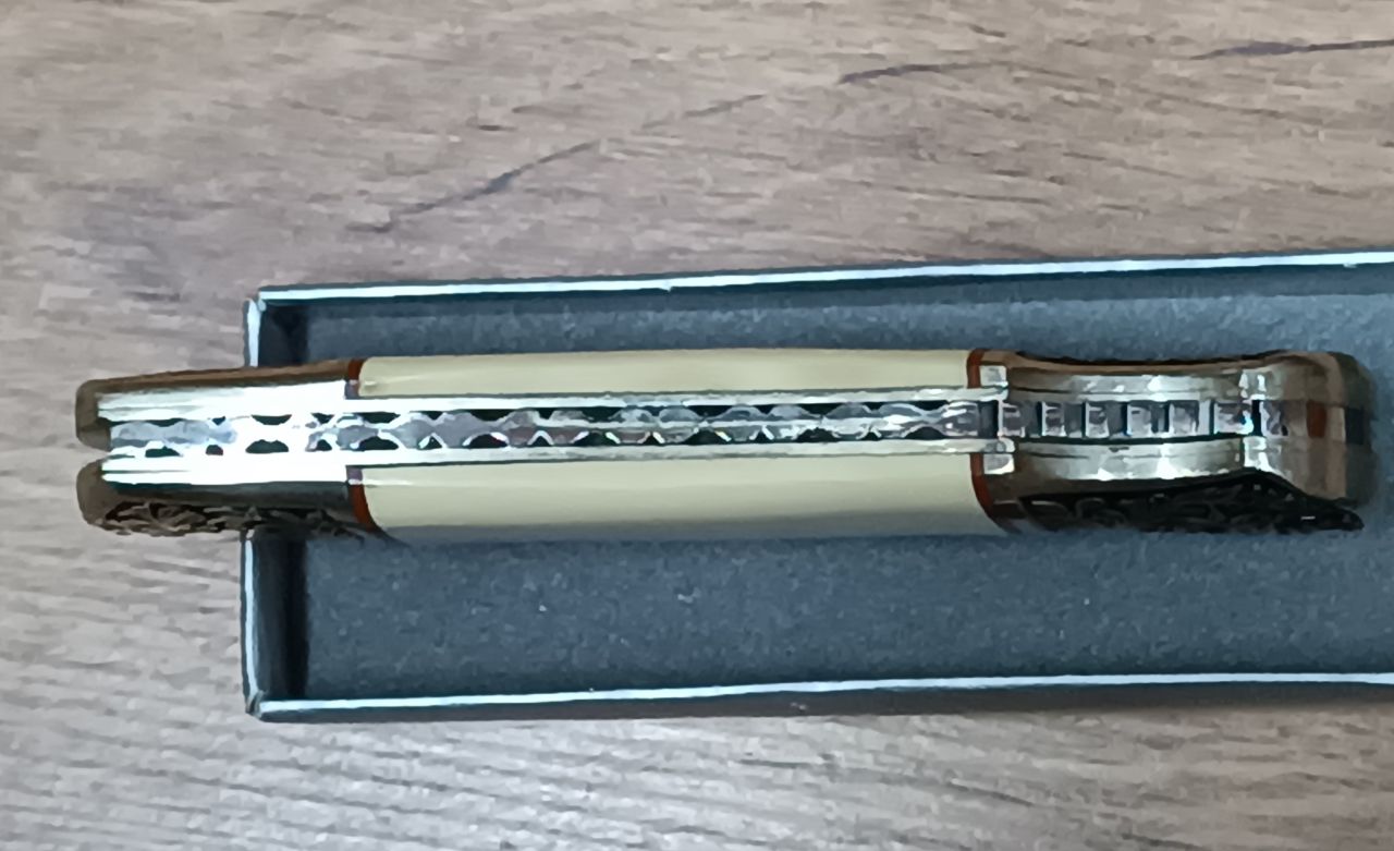 Herbertz 220011 vadász zsebkés – díszített 440-es acél penge, fehér Stamina fa nyél, gyűjtői darab