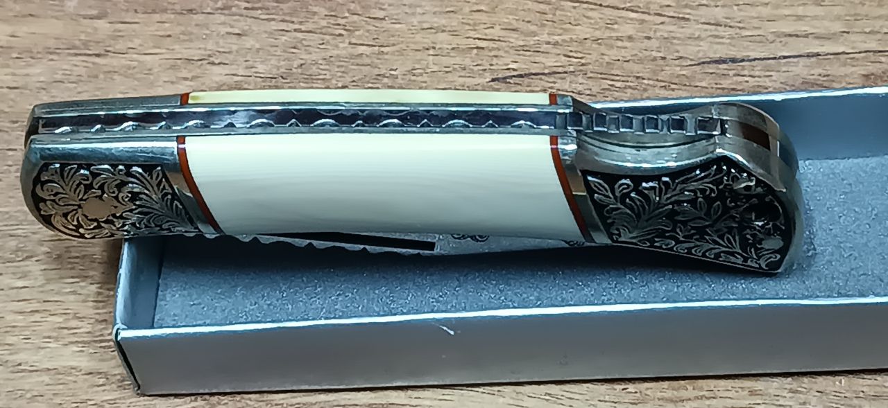 Herbertz 220011 vadász zsebkés – díszített 440-es acél penge, fehér Stamina fa nyél, gyűjtői darab