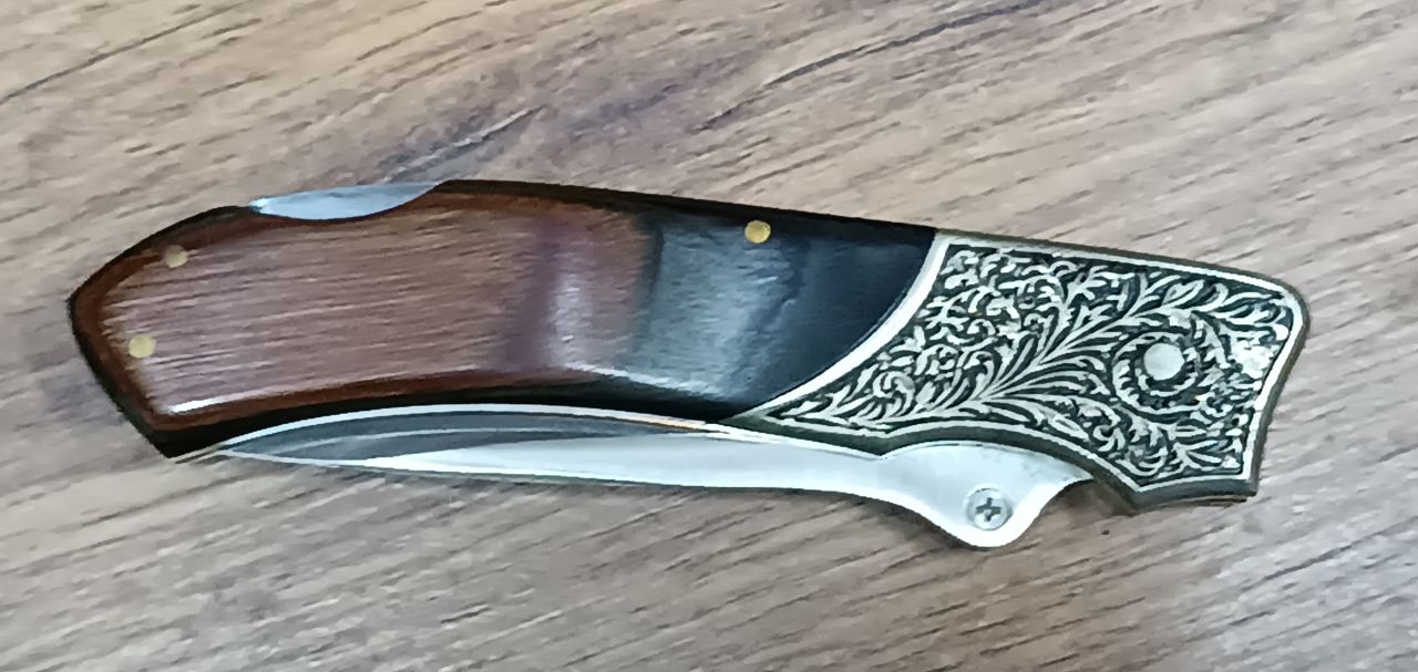 Herbertz 220311 gyűjtői zsebkés – aranygravírozott 440-es acél penge, pakkafa nyél, díszített neuszilber baknival Herbertz 220311 gyűjtői zsebkés – aranygravírozott 440-es acél penge, pakkafa nyél, díszített neuszilber baknival