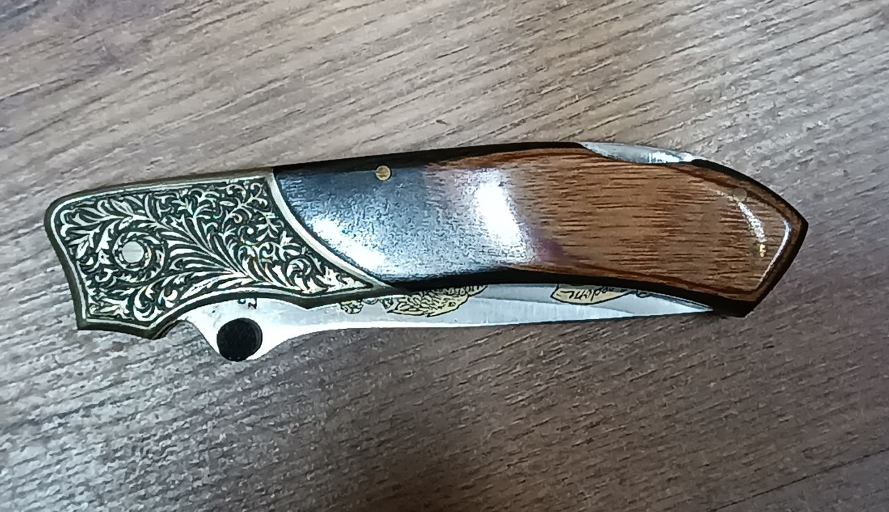 Herbertz 220311 gyűjtői zsebkés – aranygravírozott 440-es acél penge, pakkafa nyél, díszített neuszilber baknival Herbertz 220311 gyűjtői zsebkés – aranygravírozott 440-es acél penge, pakkafa nyél, díszített neuszilber baknival