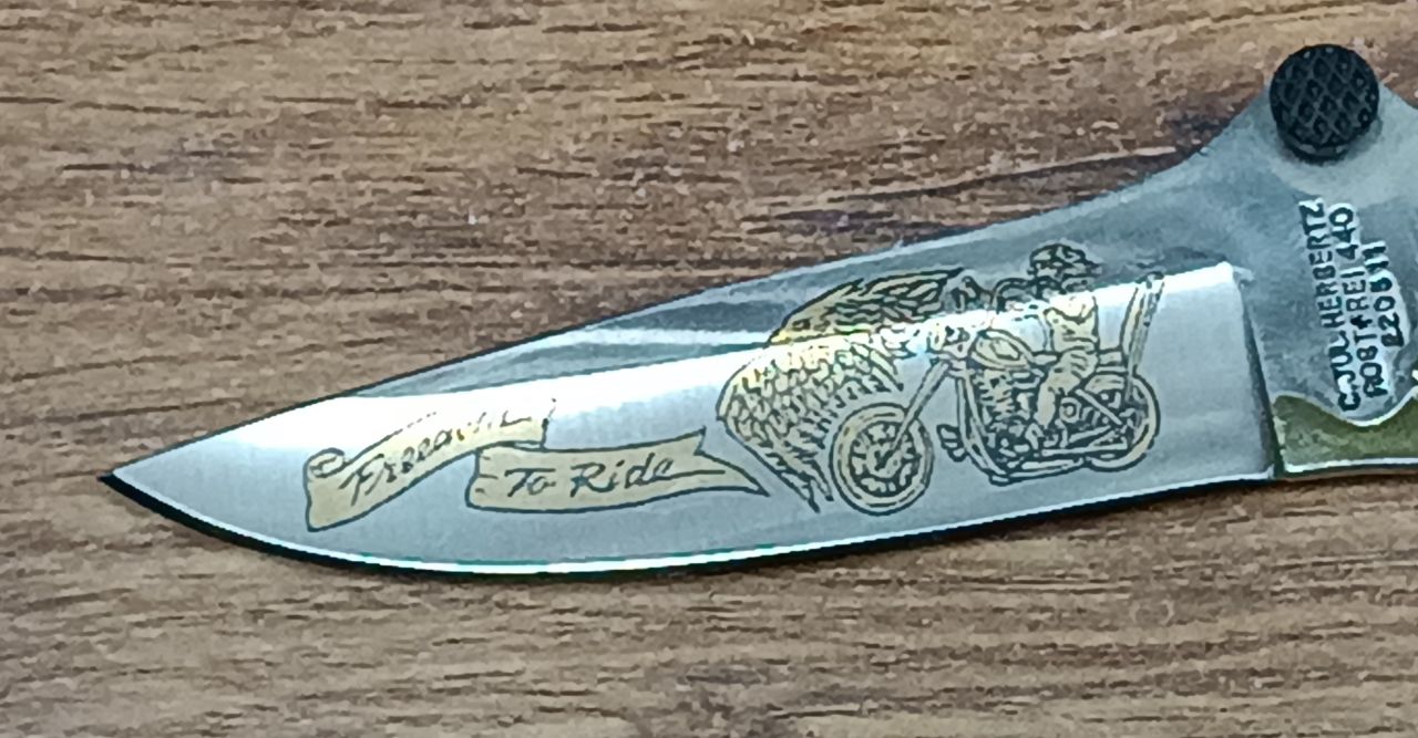 Herbertz 220311 gyűjtői zsebkés – aranygravírozott 440-es acél penge, pakkafa nyél, díszített neuszilber baknival Herbertz 220311 gyűjtői zsebkés – aranygravírozott 440-es acél penge, pakkafa nyél, díszített neuszilber baknival