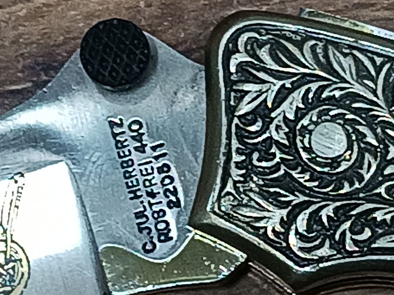 Herbertz 220311 gyűjtői zsebkés – aranygravírozott 440-es acél penge, pakkafa nyél, díszített neuszilber baknival Herbertz 220311 gyűjtői zsebkés – aranygravírozott 440-es acél penge, pakkafa nyél, díszített neuszilber baknival