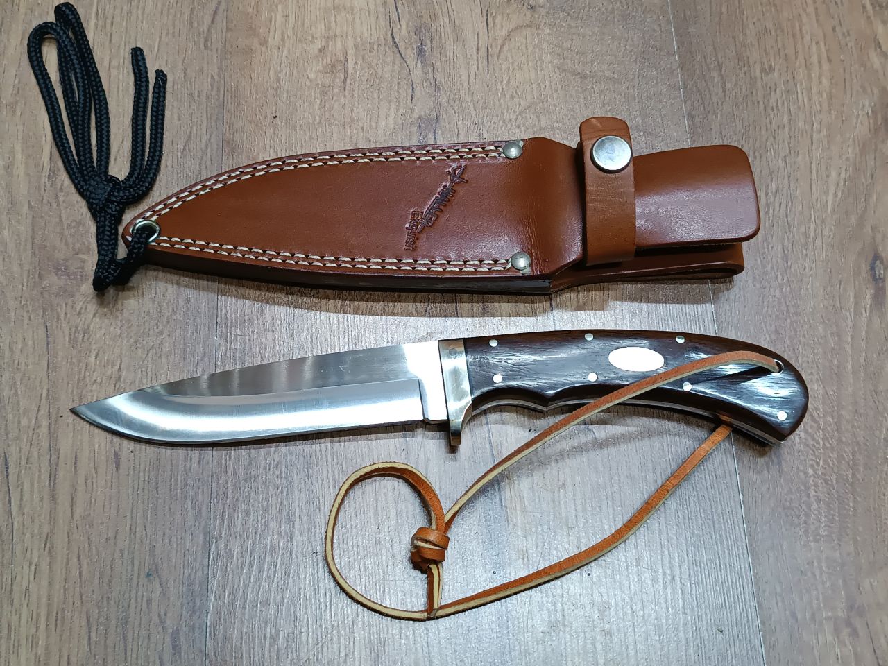 Haller vadászkés – 13,5 cm-es 440-es acél penge, full tang kialakítás, cocobolo fa nyél, bőrtokkal