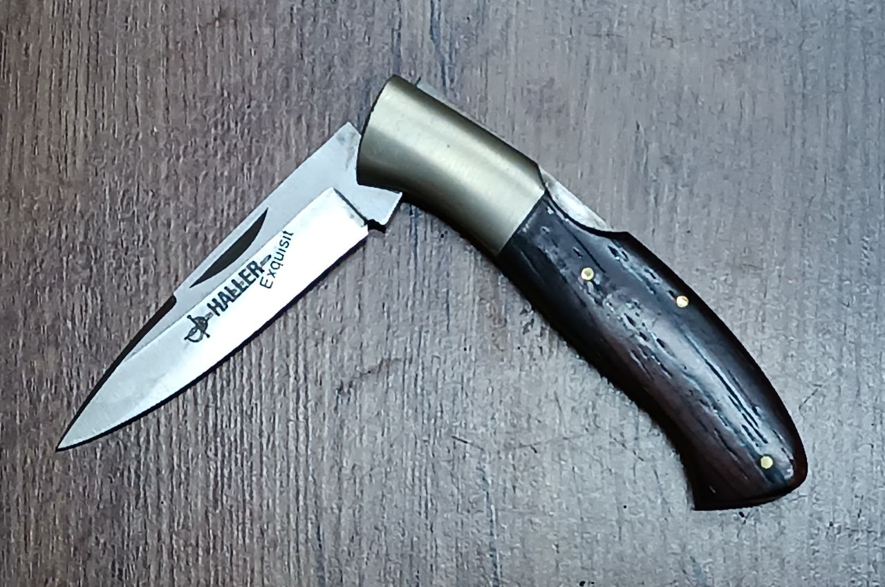 Haller hagyományos zsebkés – 7 cm-es 440-es acél penge, diófa nyél, rozsdamentes bakni, klasszikus európai forma Haller hagyományos zsebkés – 7 cm-es 440-es acél penge, diófa nyél, rozsdamentes bakni, klasszikus európai forma