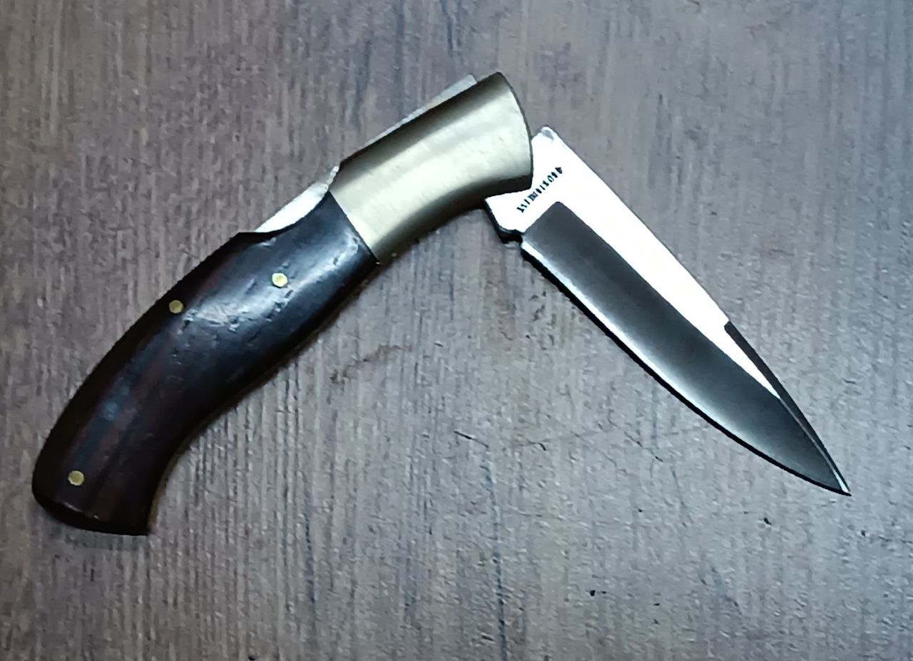 Haller hagyományos zsebkés – 7 cm-es 440-es acél penge, diófa nyél, rozsdamentes bakni, klasszikus európai forma Haller hagyományos zsebkés – 7 cm-es 440-es acél penge, diófa nyél, rozsdamentes bakni, klasszikus európai forma