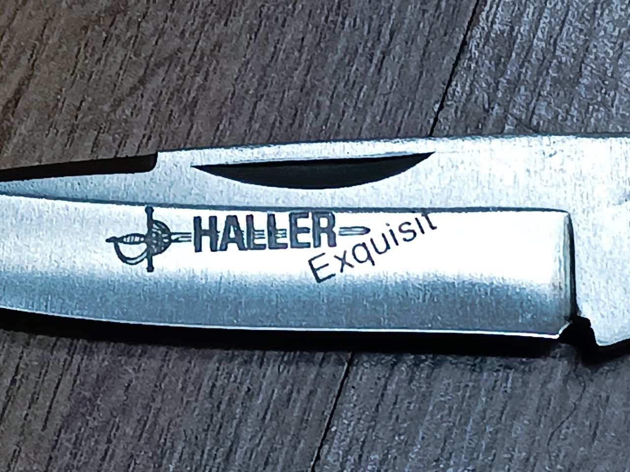 Haller hagyományos zsebkés – 7 cm-es 440-es acél penge, diófa nyél, rozsdamentes bakni, klasszikus európai forma Haller hagyományos zsebkés – 7 cm-es 440-es acél penge, diófa nyél, rozsdamentes bakni, klasszikus európai forma