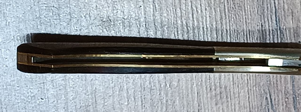 Haller hagyományos zsebkés – 7 cm-es 440-es acél penge, diófa nyél, rozsdamentes bakni, klasszikus európai forma Haller hagyományos zsebkés – 7 cm-es 440-es acél penge, diófa nyél, rozsdamentes bakni, klasszikus európai forma