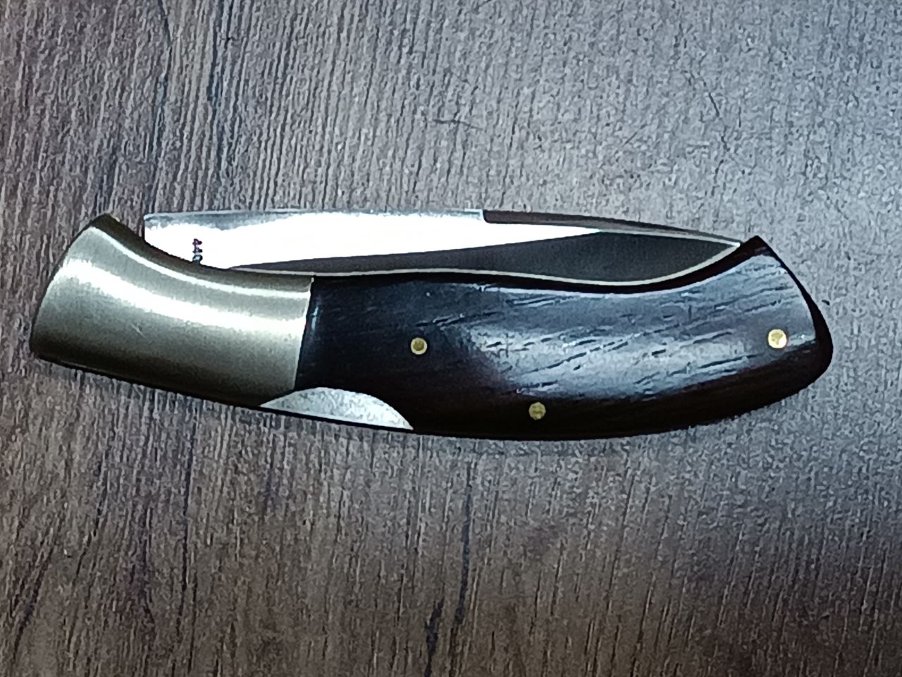 Haller hagyományos zsebkés – 7 cm-es 440-es acél penge, diófa nyél, rozsdamentes bakni, klasszikus európai forma Haller hagyományos zsebkés – 7 cm-es 440-es acél penge, diófa nyél, rozsdamentes bakni, klasszikus európai forma