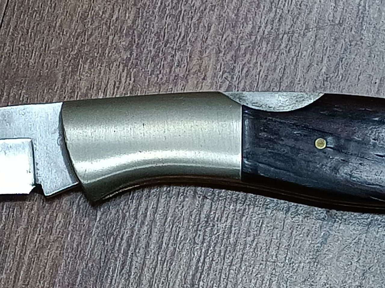 Haller hagyományos zsebkés – 7 cm-es 440-es acél penge, diófa nyél, rozsdamentes bakni, klasszikus európai forma Haller hagyományos zsebkés – 7 cm-es 440-es acél penge, diófa nyél, rozsdamentes bakni, klasszikus európai forma