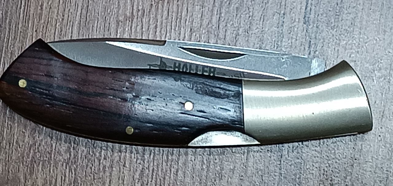 Haller hagyományos zsebkés – 7 cm-es 440-es acél penge, diófa nyél, rozsdamentes bakni, klasszikus európai forma Haller hagyományos zsebkés – 7 cm-es 440-es acél penge, diófa nyél, rozsdamentes bakni, klasszikus európai forma