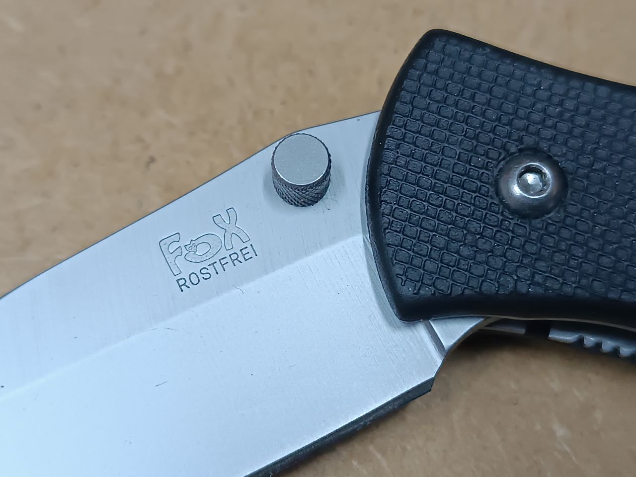 Egykezes félautomata kés