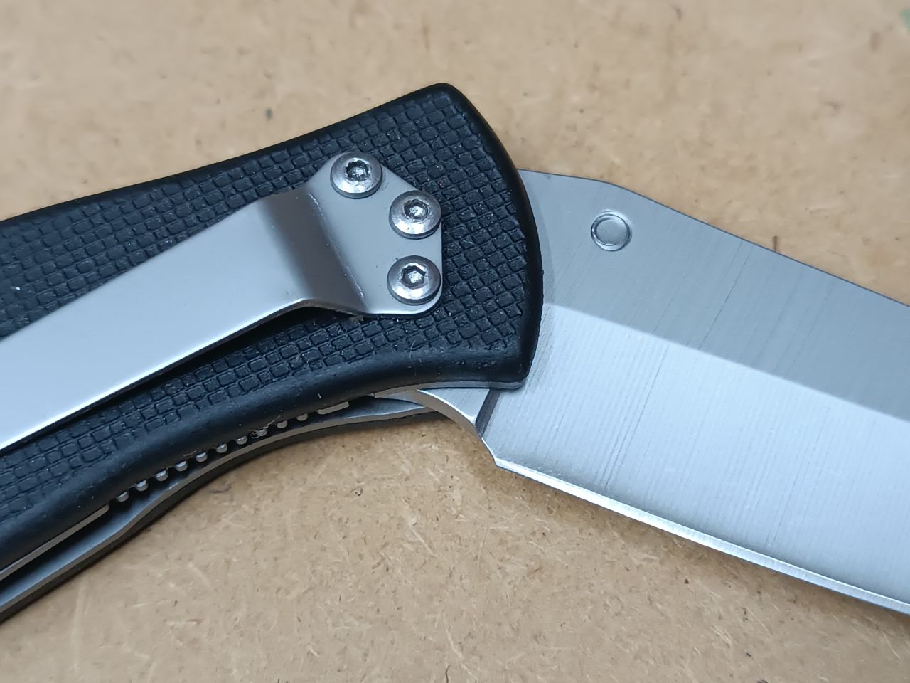 Egykezes félautomata kés