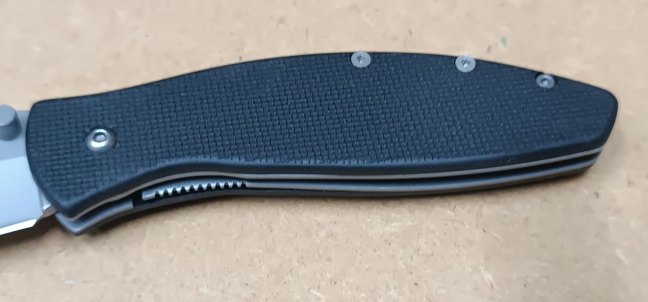 Egykezes félautomata kés