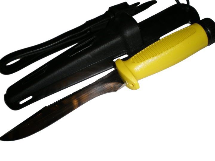 Búvárkés 15D – 440-es acél, 14,5 cm penge, sárga markolat