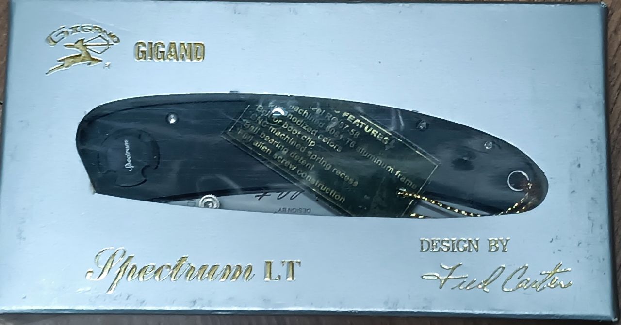 Gigand Spectrum LT – Fred Carter design gyűjtői zsebkés, titánbevonatú AUS‑8 pengével Gigand Spectrum LT – Fred Carter design gyűjtői zsebkés, titánbevonatú AUS‑8 pengével