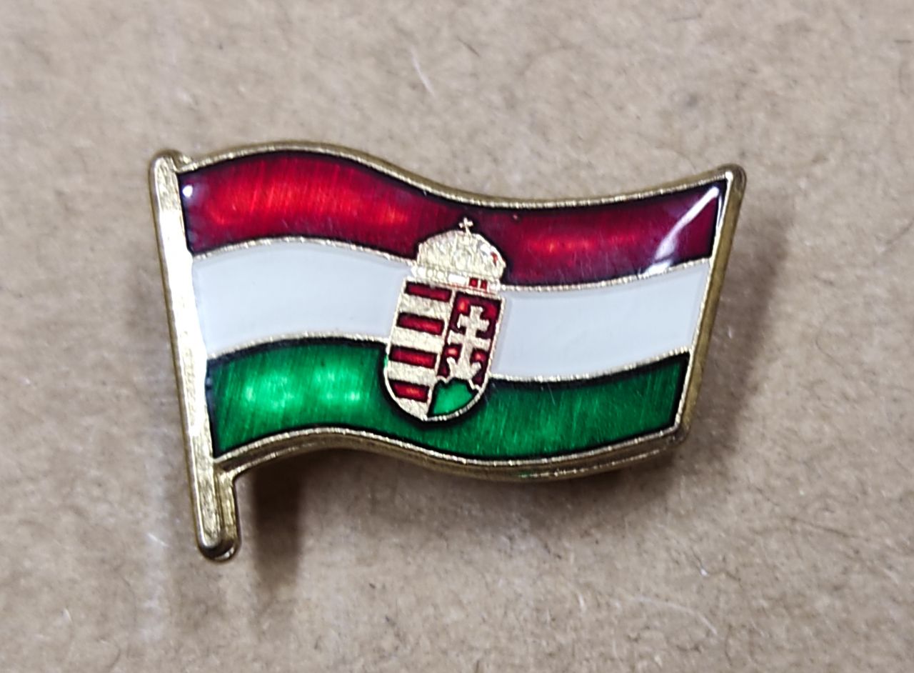 Címeres magyar zászló kitűző