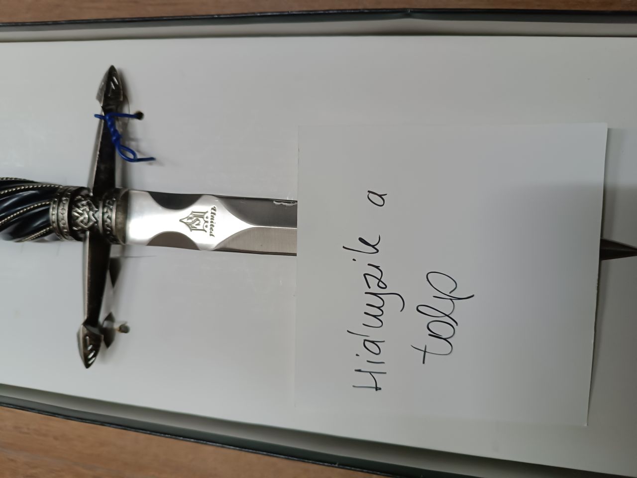 UC969 Kerekasztal tőr 