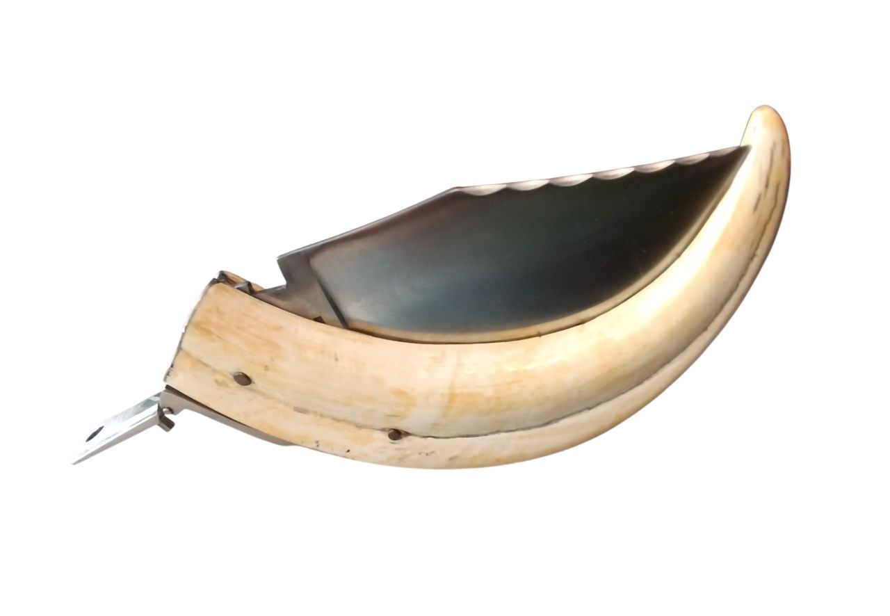 Corsicai stílusú kézműves kés – ritka, természetes eredetű, hajlított markolattal