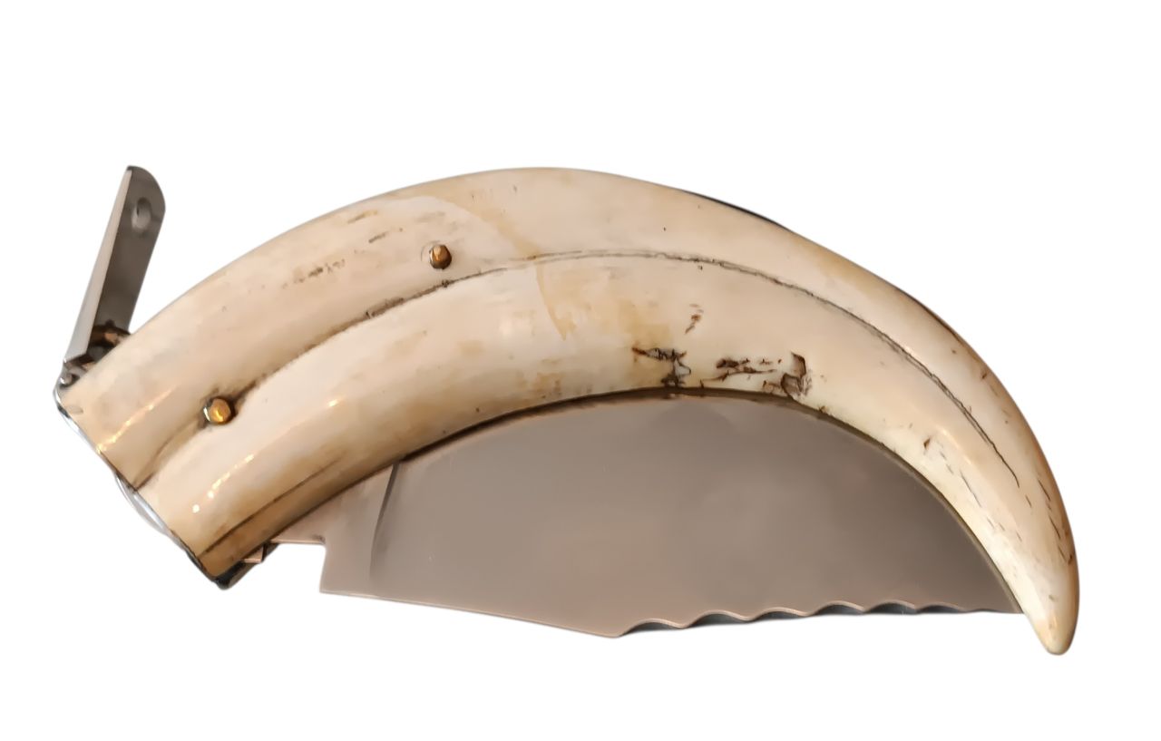 Corsicai stílusú kézműves kés – ritka, természetes eredetű, hajlított markolattal