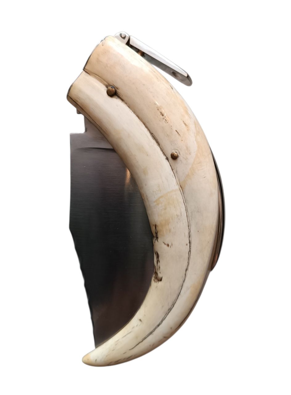 Corsicai stílusú kézműves kés – ritka, természetes eredetű, hajlított markolattal