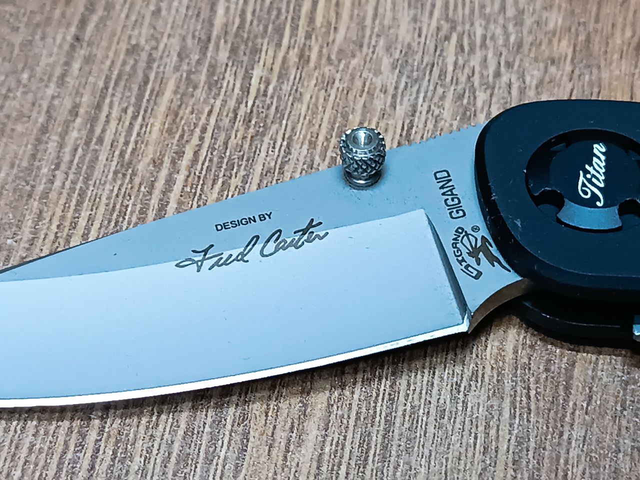 Gigand Titan – Fred Carter design gyűjtői zsebkés, cryo‑kezelt AUS‑8 pengével