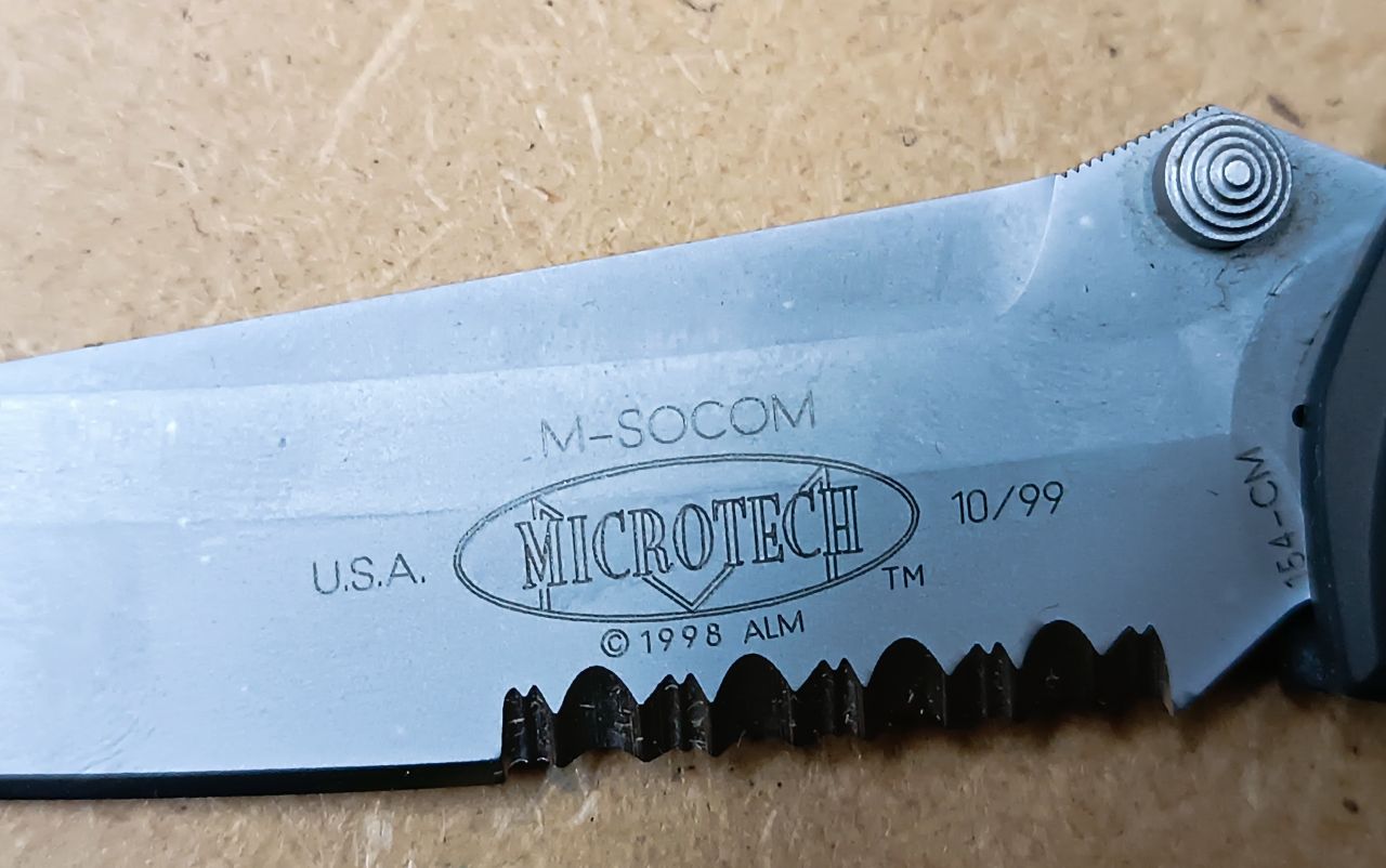 Microtech M‑SOCOM – 10/99 kompakt gyűjtői folder, részben fogazott pengével