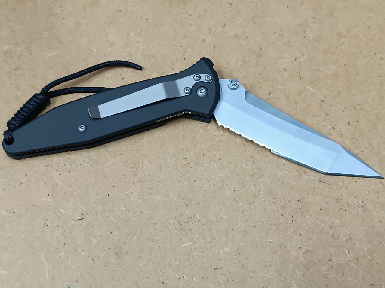 Microtech M‑SOCOM – 10/99 kompakt gyűjtői folder, részben fogazott pengével