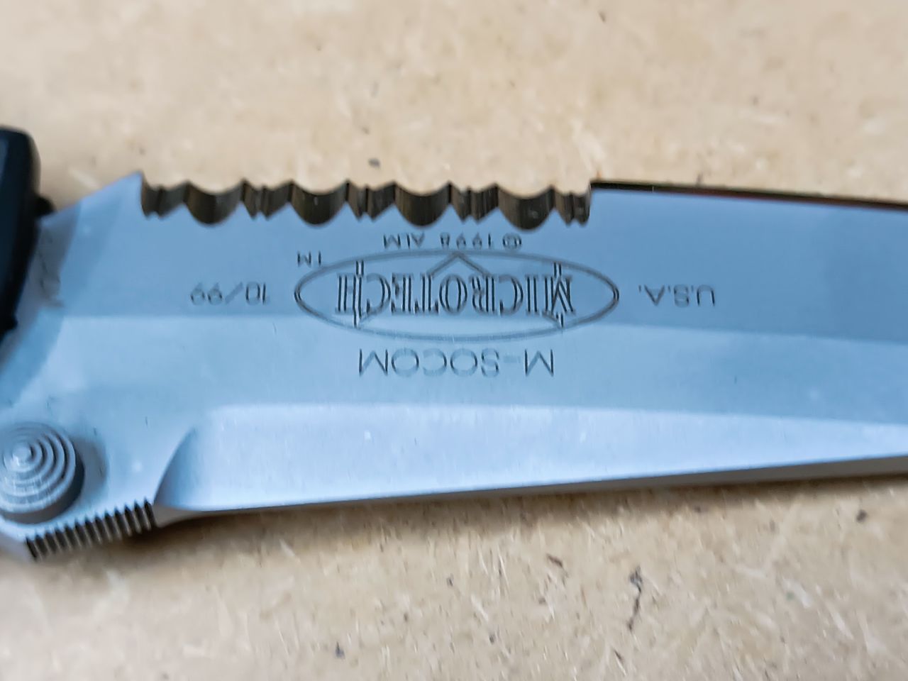Microtech M‑SOCOM – 10/99 kompakt gyűjtői folder, részben fogazott pengével