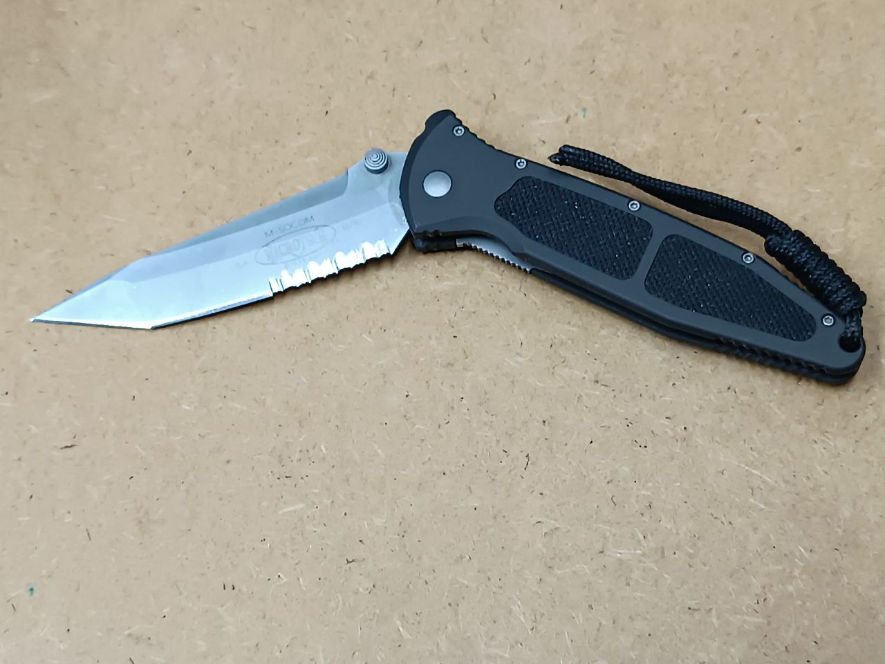 Microtech M‑SOCOM – 10/99 kompakt gyűjtői folder, részben fogazott pengével