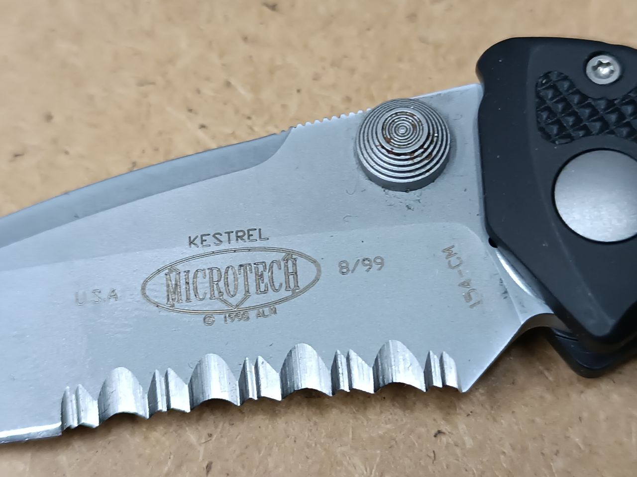 Microtech Kestrel – 1999 B/99 gyűjtői folder, részben fogazott pengével