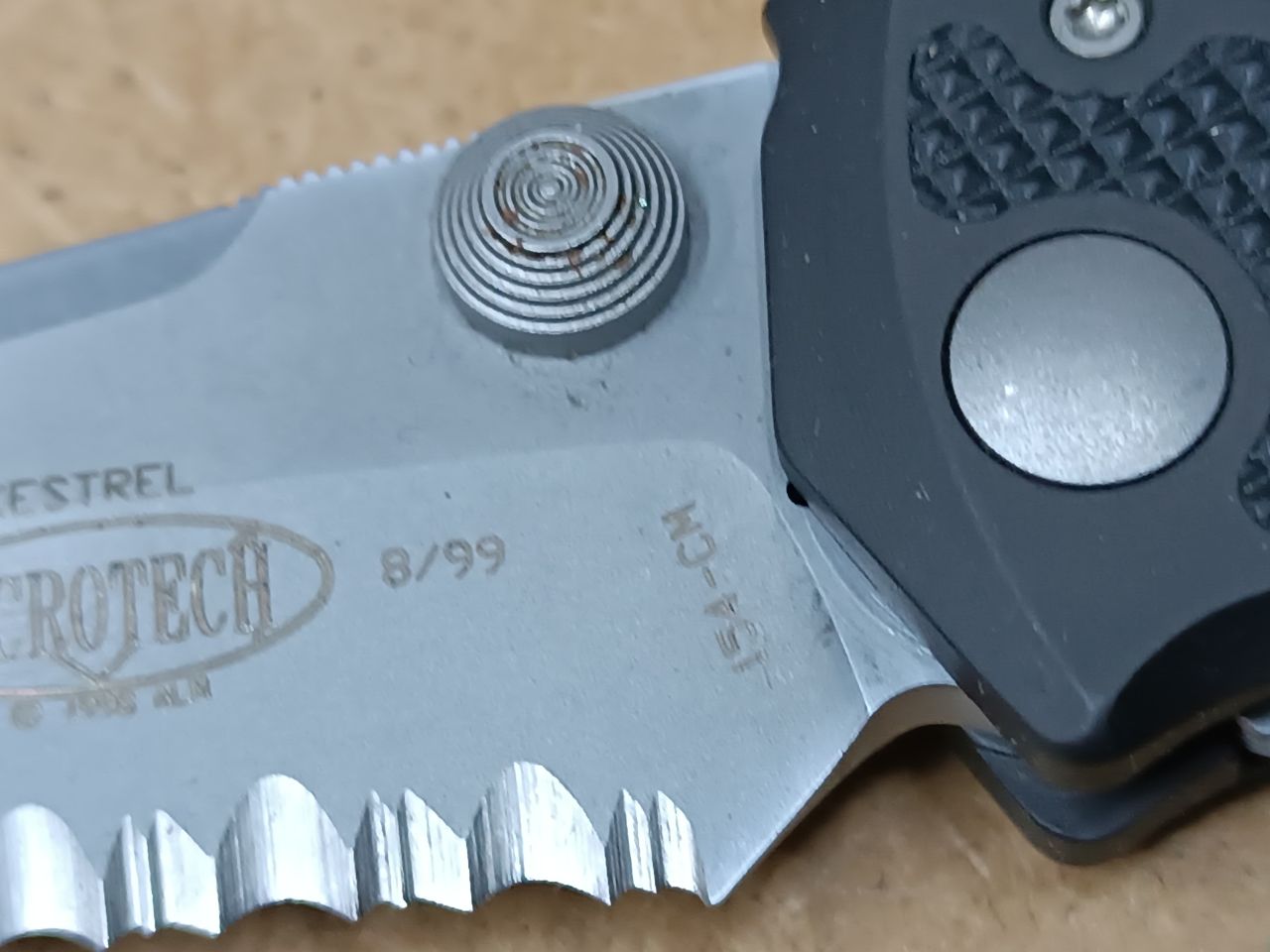 Microtech Kestrel – 1999 B/99 gyűjtői folder, részben fogazott pengével