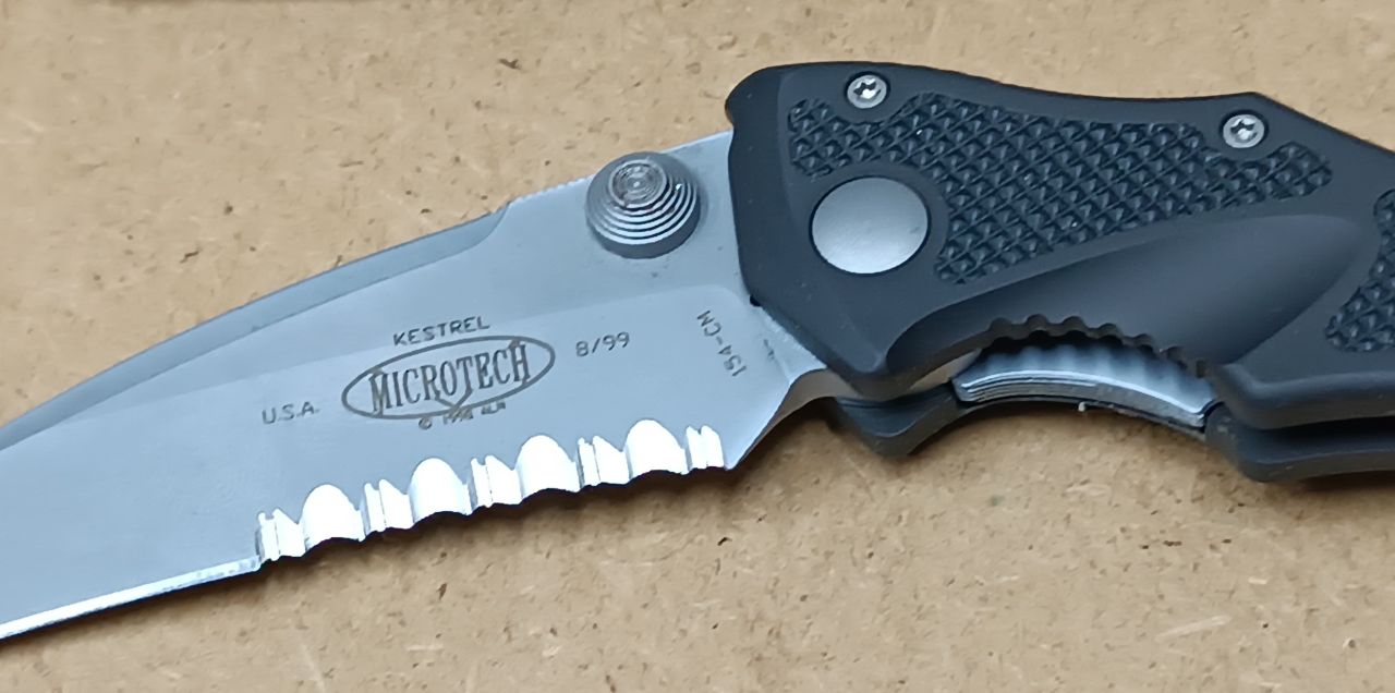 Microtech Kestrel – 1999 B/99 gyűjtői folder, részben fogazott pengével