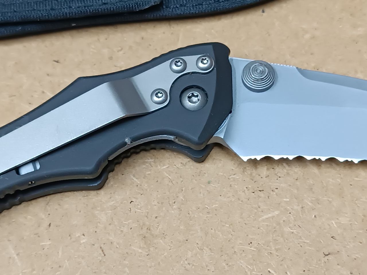 Microtech Kestrel – 1999 B/99 gyűjtői folder, részben fogazott pengével
