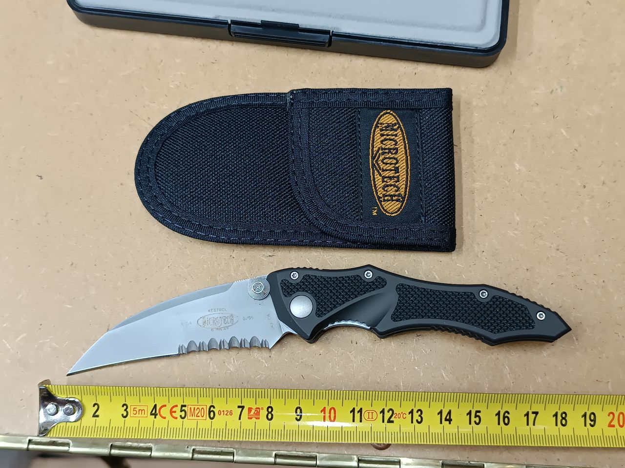 Microtech Kestrel – 1999 B/99 gyűjtői folder, részben fogazott pengével