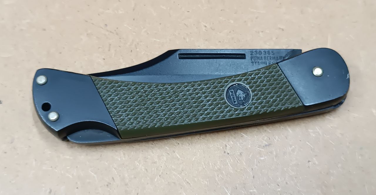 PUMA Military Commando Lockback Zsebkés Fekete Pengével és Olívazöld Markolattal