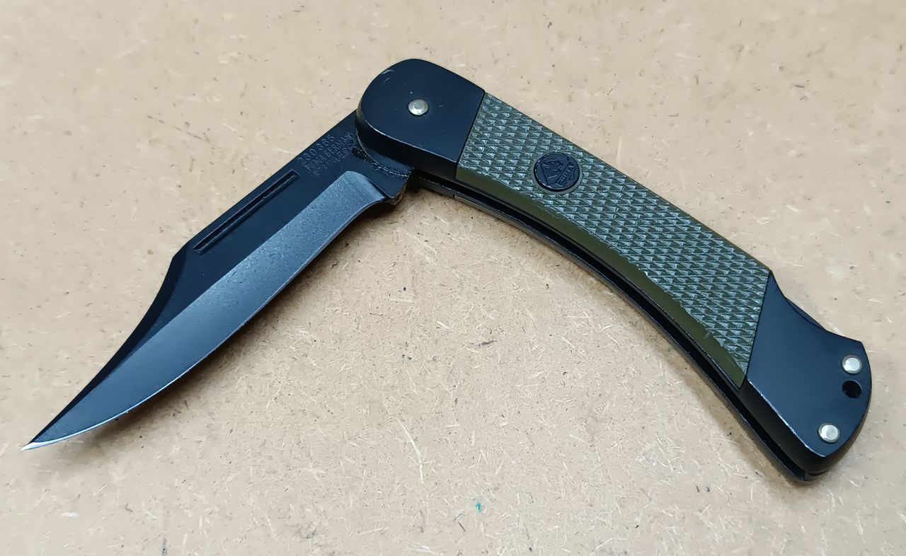 PUMA Military Commando Lockback Zsebkés Fekete Pengével és Olívazöld Markolattal